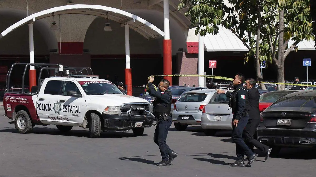 Un muerto y dos heridos deja balacera en el estacionamiento de City Club en Xanenetla b